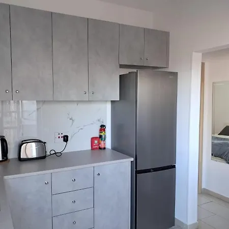 Delphi Court - Large 1 Bed -sleeps 4, Near Sea/beach - Free Wifi * Limassol